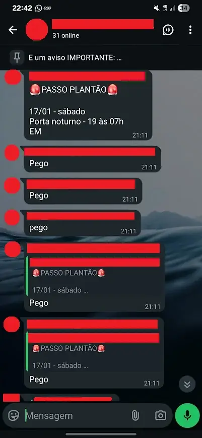 Print de grupo do WhatsApp com oferta de plantão e várias respostas 'Pego' chegando ao mesmo tempo